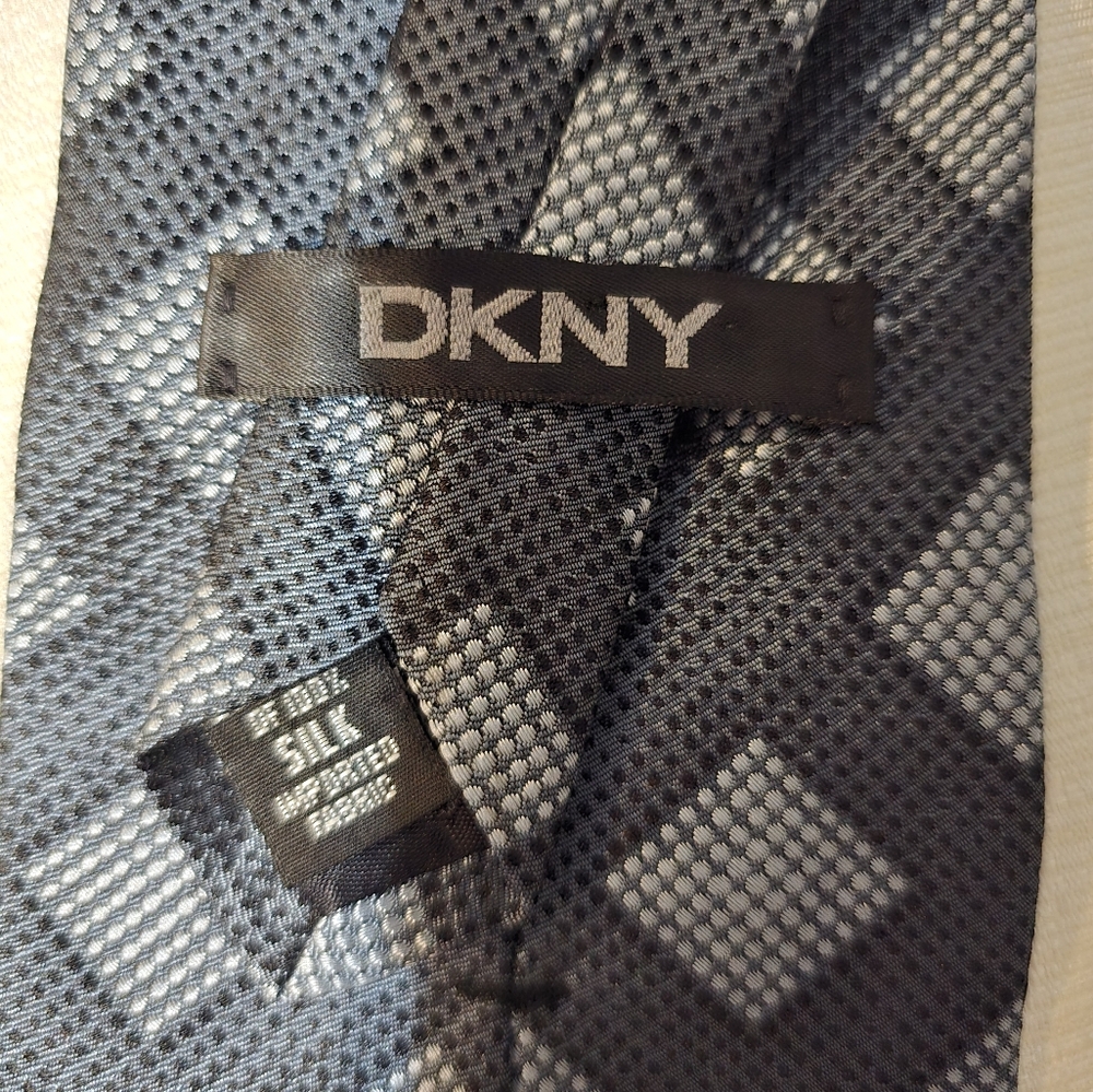 TIE 👔 - Picture 2 of 3